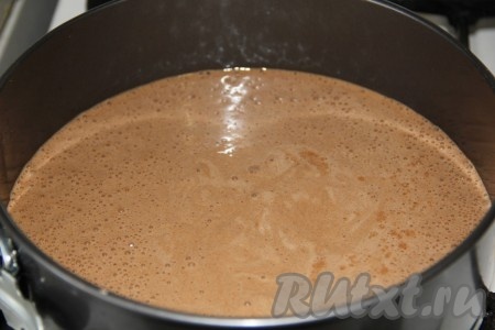 В отдельную миску просеять муку. Во взбитую яичную смесь просеять какао и разрыхлитель, добавить половину просеянной муки, перемешать тесто с помощью лопатки. Перемешивать тесто нужно движениями&nbsp;лопатки снизу вверх, стараясь не сбить воздушность яичной массы. Постепенно, небольшими порциями, добавить оставшуюся муку, каждый раз полностью вмешивая её лопаткой в тесто. Добавляя муку, учитывайте, что бисквитное тесто должно получиться в меру густым, напоминающим по консистенции сметану средней жирности, оно будет с ложки стекать лентой. Дно разъёмной формы для выпечки застелить пергаментом, бока смазать растительным маслом, затем вылить бисквитное тесто, разровнять и поставить в духовку, заранее разогретую до 180 градусов.