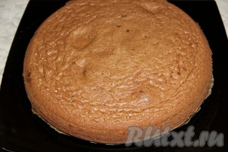 Выпекать бисквит для торта 35-40 минут. Для того чтобы проверить готовность, нужно проколоть бисквит сверху сухой деревянной зубочистки, если после этого зубочистка останется сухой, на ней не будет следов теста, значит бисквит готов, его нужно вынимать из духовки.