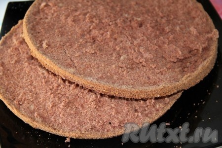 Готовый бисквит достать из духовки, дать слегка остыть, а после этого вынуть из формы, переложить на решётку и оставить до полного остывания. Остывший бисквит осторожно разрезать горизонтально на два равных коржа.