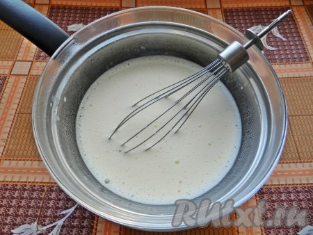 Поставить смесь на водяную баню и варить, помешивая венчиком, до загустения, примерно 20 минут.