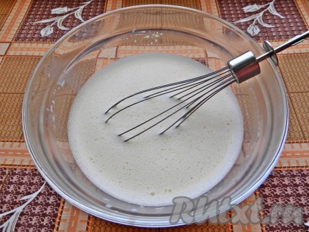 Молоко нагреть до кипения. Небольшими порциями вливать горячее молоко в желтки, сразу размешивая, чтобы они не свернулись.