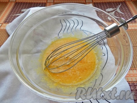 Желтки взбить с сахаром.