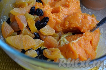 Готовую тыкву превратить в пюре с помощью блендера, в тыквенную массу добавить изюм и порезанную курагу.
