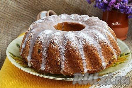 Тесто очень поднимается, поэтому лучше брать форму с высокими бортами, готовность постоянно проверяю тоненькой деревянной палочкой. Сверху тыквенный кекс украсить сахарной пудрой (я сделала глазурь из сахарной пудры и лимонного сока), приятного Вам аппетита!
