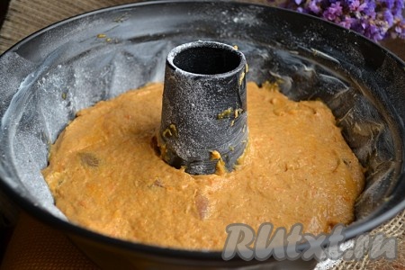 Тесто по консистенции должно получиться чуть гуще, чем сметана. Выложить его в форму, смазанную маслом, и отправить в разогретую духовку примерно на 1 час при температуре 180 градусов.
