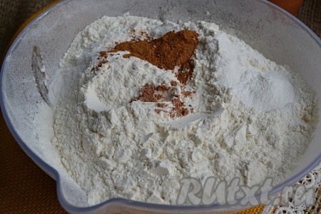 Просеять муку с разрыхлителем, затем добавить мускатный орех и корицу.
