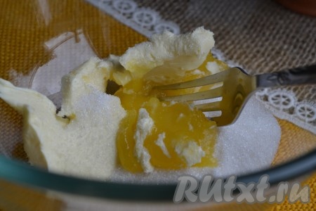 Примерно за 1 час до начала процесса замочить в теплой воде изюм и курагу. Тыкву очистить, порезать крупными кусочками, уложить на противень, накрыть фольгой и запечь в разогретой духовке при температуре 180 до мягкости (или приготовить тыкву в пароварке).


Когда тыква остынет, размягченное сливочное масло растереть с сахаром и медом.