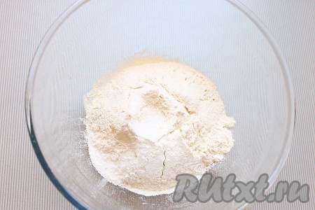 Муку и разрыхлитель просеять в миску, добавить соль, перемешать.