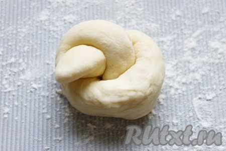 Жгутик свернуть узелком.