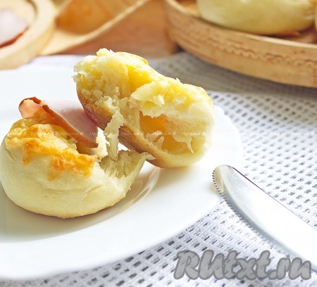 Готовые мягкие, нежные булочки, приготовленные из картофельного пюре, переложить на блюдо и подать к столу.