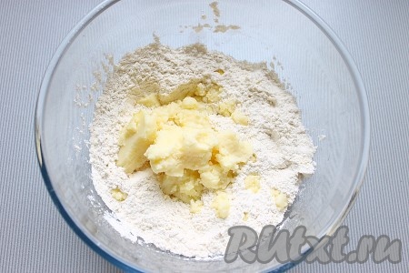 Затем добавить картофельное пюре, тщательно перемешать.