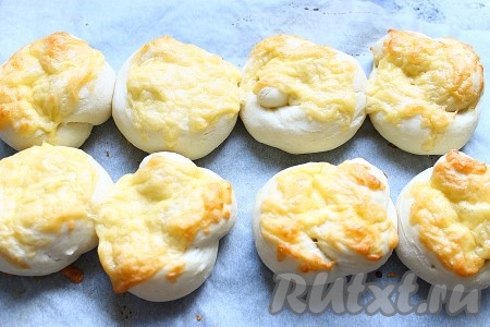 Выпекать картофельные булочки в заранее разогретой до 200 градусов духовке 20-25 минут.

