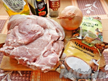 Подготовить продукты для приготовления свиной шеи в соевом соусе в духовке.