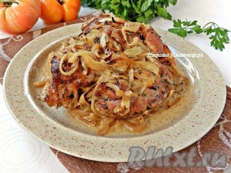 Готовое мясо достать из духовки, аккуратно разрезать рукав для запекания, переложить свинину на тарелку.