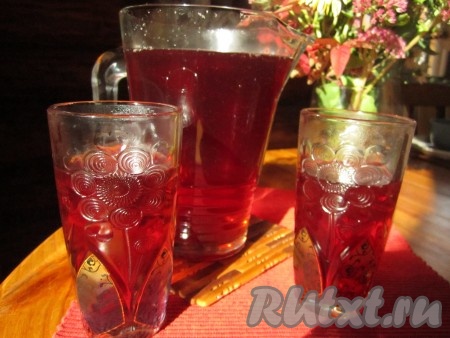 Вкусный и очень полезный компот из осенних ягод готов!