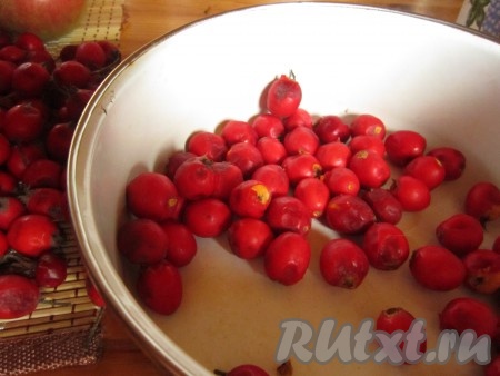 Боярышник очистить от палочек и "носиков".