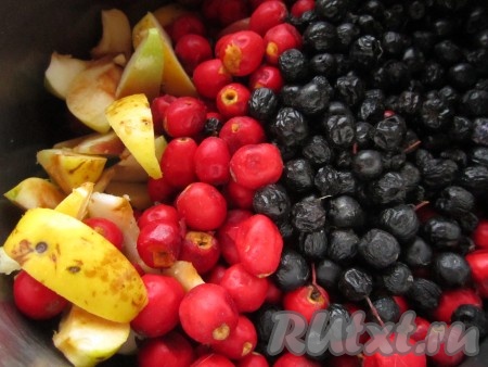 Засыпать подготовленные боярышник, черноплодку и яблоки в кастрюлю. Залить 4,5 литрами воды.