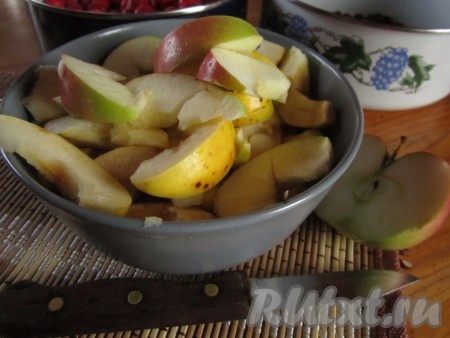 У яблок удалить сердцевину и нарезать дольками.