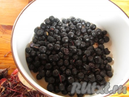 Ягоды и яблоки вымыть. Черноплодную рябину освободить от веточек.