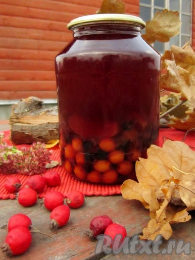 Можно также разлить кипящий компот по простерилизованным банкам и закатать ароматный витаминный компот на зиму!