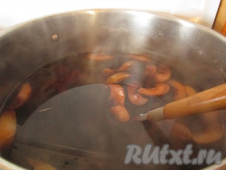 Поставить компот на огонь и варить после закипания 20-25 минут, чтобы ягоды отдали свой вкус отвару.