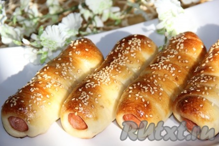 Аппетитные, вкусные сосиски в тесте, приготовленном на кефире, понравятся и деткам, и взрослым.
