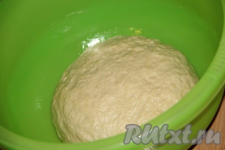 Для приготовления опары в тёплой воде развести дрожжи, добавить сахар и оставить в тепле на 15 минут, для того чтобы дрожжи ожили. Далее в глубокой миске соединить тёплый кефир, яйцо, опару, соль. Всё хорошо перемешать, затем всыпать просеянную муку, замесить мягкое и нежное тесто. В конце замеса добавить растительное масло, ещё раз хорошо вымесить тесто. Накрыть миску с тестом полотенцем и поставить в теплое место на 1,5 часа.
