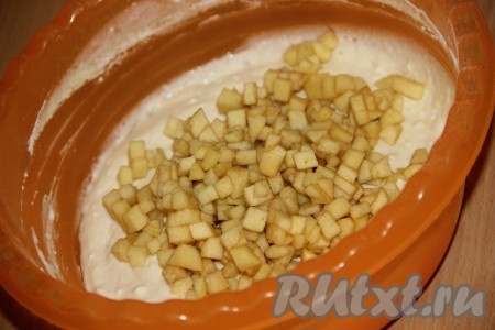 Яблоко почистить, удалить семена. Нарезать яблоко на кубики (как на фото) и добавить в тесто. Всё хорошо перемешать.
