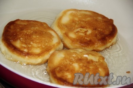 Обжарить с двух сторон до золотистой корочки.
