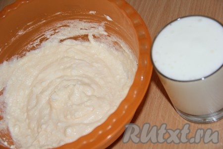  Соду всыпать в кефир и хорошо перемешать, оставить на 5-10 минут. Затем влить кефир в творожную смесь и тщательно перемешать.