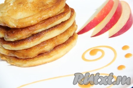 Подать яблочно-творожные оладьи со сладким соусом.
