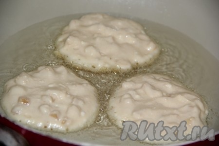 На сковороду влить масло и поставить на огонь. Выкладывать на сковороду с разогретым растительным маслом по 1 столовой ложке теста.
