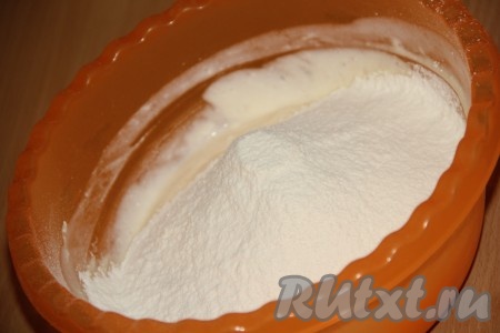 Далее всыпать просеянную муку и хорошо перемешать.