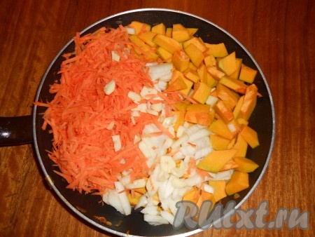 Овощи вымыть, почистить и порезать кусочками среднего размера произвольной формы. На большой сковороде разогреть две столовые ложки масла. Выложить на нее подготовленные ранее овощи. Обжарить их около 10 минут, изредка помешивая. В чайнике вскипятить около литра воды.
