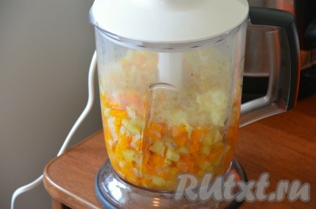 4. Бульон сливаем. Полученную смесь взбиваем в блендере до состояния пюре.