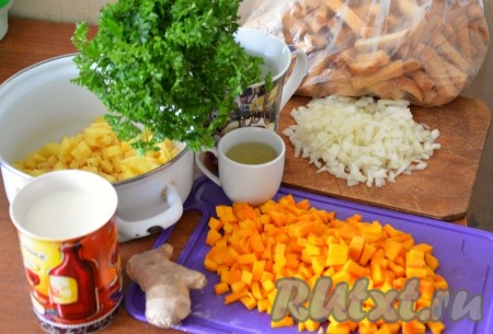 1. Картофель и тыкву моем, чистим и нарезаем небольшими кубиками.