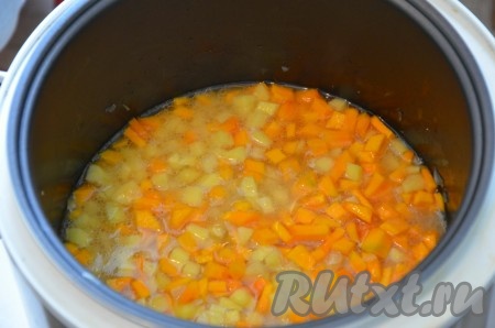 3. Добавляем к луку картошку, тыкву, специи и заливаем кипятком так, чтобы он слегка покрывал овощи. Солим и готовим в режиме "Тушение" в течение 15 минут. Имбирь натираем на средней терке и добавляем его к готовым овощам.