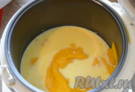 5. Возвращаем овощи в мультиварку и разбавляем горячим молоком. Прогреваем в режиме "Суп" в течение 10 минут.