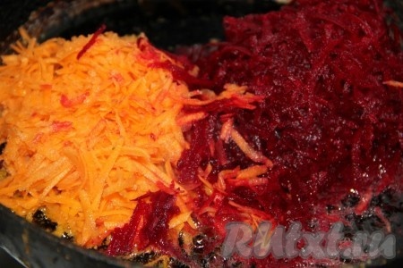 Тем временем готовим зажарку для борща, для этого в сковороде хорошо прогреваем растительное масло, выкладываем мелко нарезанный лук, натёртые на средней тёрке морковь и свеклу, перемешиваем и на среднем огне, периодически помешивая, обжариваем до мягкости овощей. В процессе обжаривания можно добавить в сковороду 2-3 столовых ложек бульона из кастрюли, в которой варятся овощи.