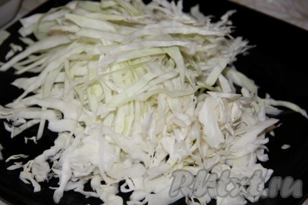 После того как наш бульон закипит, добавляем капусту, нарезанную на полоски, снова даём закипеть, а после этого варим на медленном огне до готовности овощей (минут 15-20).