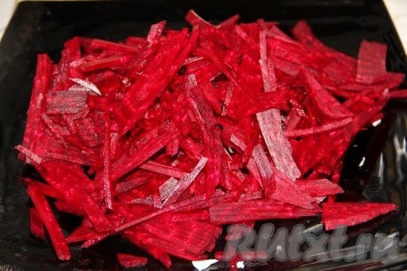 Режем 1 свеклу соломкой (как на фото) и добавляем в бульон с картошкой. Даём борщу закипеть.