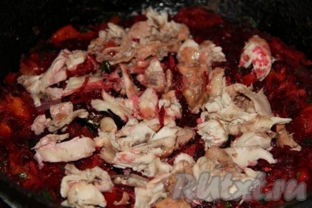 Далее выкладываем к обжаренным овощам томатную пасту и нарезанную на небольшие кусочки варёную курицу, перемешиваем зажарку и протушиваем в течение нескольких минут, иногда помешивая.