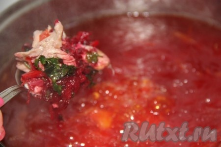 Пока мы делали зажарку, наши овощи в бульоне сварились. Добавляем в борщ зажарку, лавровый лист, солим и перчим.