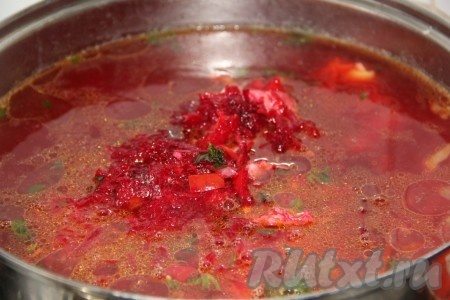 Доводим до кипения и варим 5 минут на медленном огне, после этого убираем с огня.