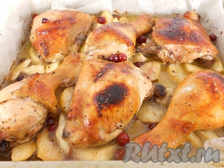 Запекать окорочка с яблоками в предварительно разогретой до 180-190 градусов духовке 40-50 минут до красивой румяной корочки. Готовность можно проверить, проткнув мясо курицы. Если выделяется прозрачный сок - готово.