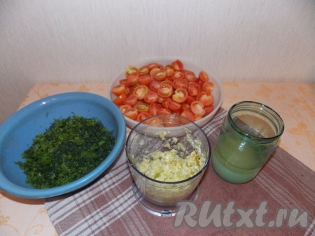 Перец, чеснок, красный жгучий перец измельчить в блендере (или пропустить через мясорубку), зелень нарезать.
