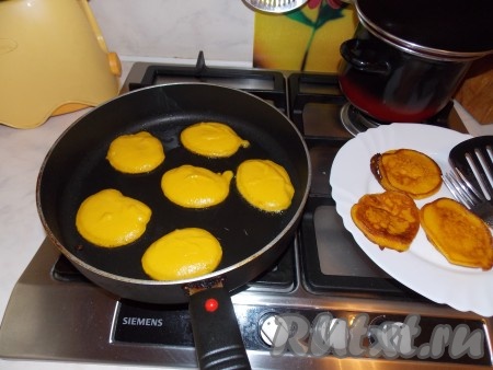 На сковороду, разогретую с небольшим количеством растительного масла, выкладываем столовой ложкой тыквенное тесто. Жарим оладушки с двух сторон до румяности на среднем огне. Затем перекладываем на тарелку. А из оставшегося теста постепенно жарим все оладушки.
