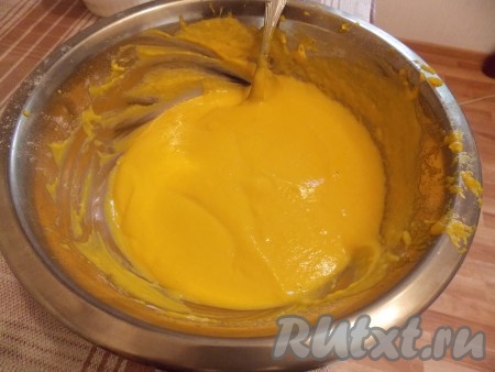 400 грамм тыквы, очищенной от кожуры и семян, нарезаем на небольшие кусочки, заливаем водой (вода должна полностью покрывать кусочки тыквы), ставим на огонь и варим до мягкого состояния (на это потребуется минут 10-15, кусочки тыквы должны легко прокалываться ножом). Затем воду сливаем, а тыкву остужаем и пюрируем погружным блендером (если блендера нет, можно пропустить через мясорубку). К остывшей тыквенной массе добавляем муку, яйцо, разрыхлитель, соль, сахар и хорошенько перемешиваем, тесто должно получиться, как на обыкновенные оладьи (не очень густым).
