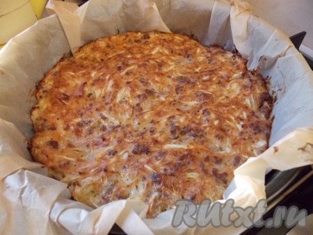 Капусту нарезаем на тонкие полоски, немного мнём руками, чтобы она стала более сочной и мягкой. Взбиваем миксером яйца с сахаром и солью на максимальных оборотах миксера в течение 4-5 минут (яйца должны немного увеличиться в объёме), затем всыпаем 50 грамм муки и разрыхлитель, перемешиваем столовой ложкой. Всыпаем чёрный молотый перец, частями добавляя оставшуюся муку и перемешивая ложкой, замешиваем тесто, напоминающее сметану средней жирности. Добавляем капусту, перемешиваем. Форму для выпечки застилаем пергаментом, выкладываем тесто. Накрываем форму фольгой и помещаем шарлотку с капустой на 40 минут в духовку, разогретую до 220 градусов. Перед окончанием запекания фольгу снимаем, чтобы выпечка подрумянилась.