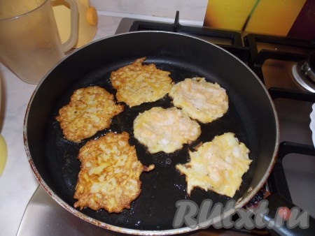 Разогреть растительное масло на сковороде и выкладывать полученную смесь столовой ложкой в сковороду, как догадались, жарить драники из тыквы нужно с двух сторон!